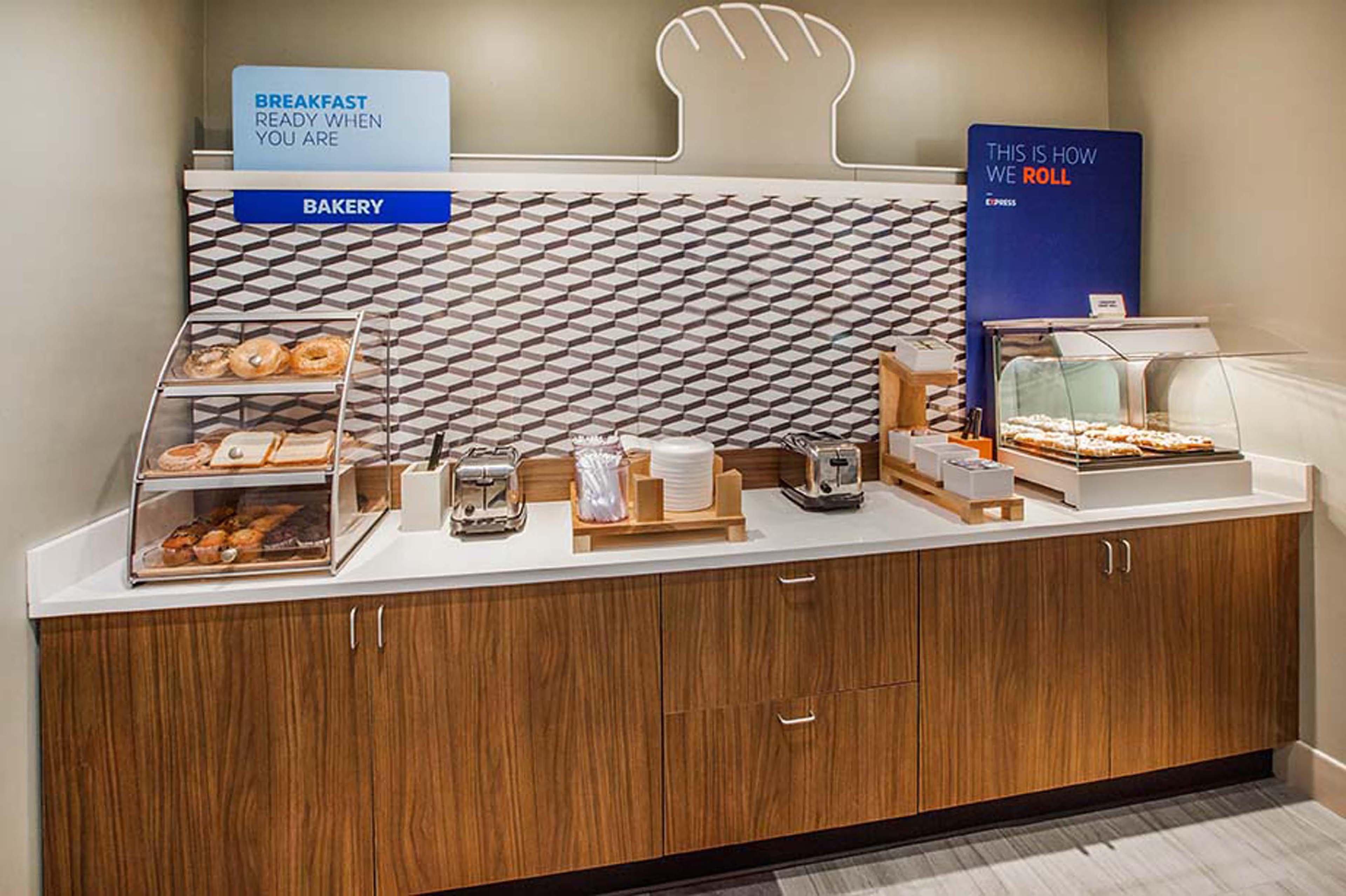 Holiday Inn Express & Suites San Antonio Frost Bank Center By Ihg Exteriör bild