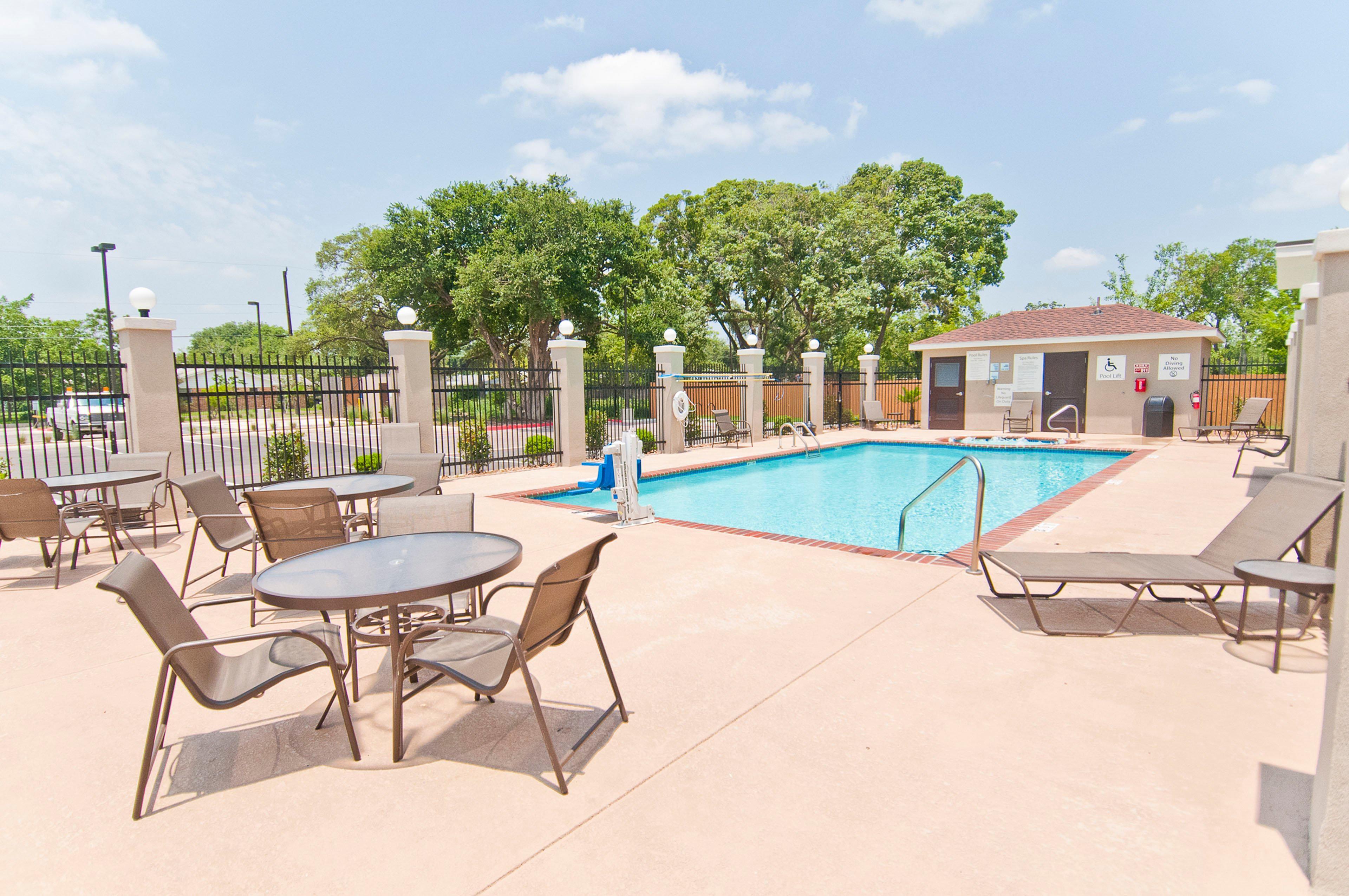 Holiday Inn Express & Suites San Antonio Frost Bank Center By Ihg Exteriör bild