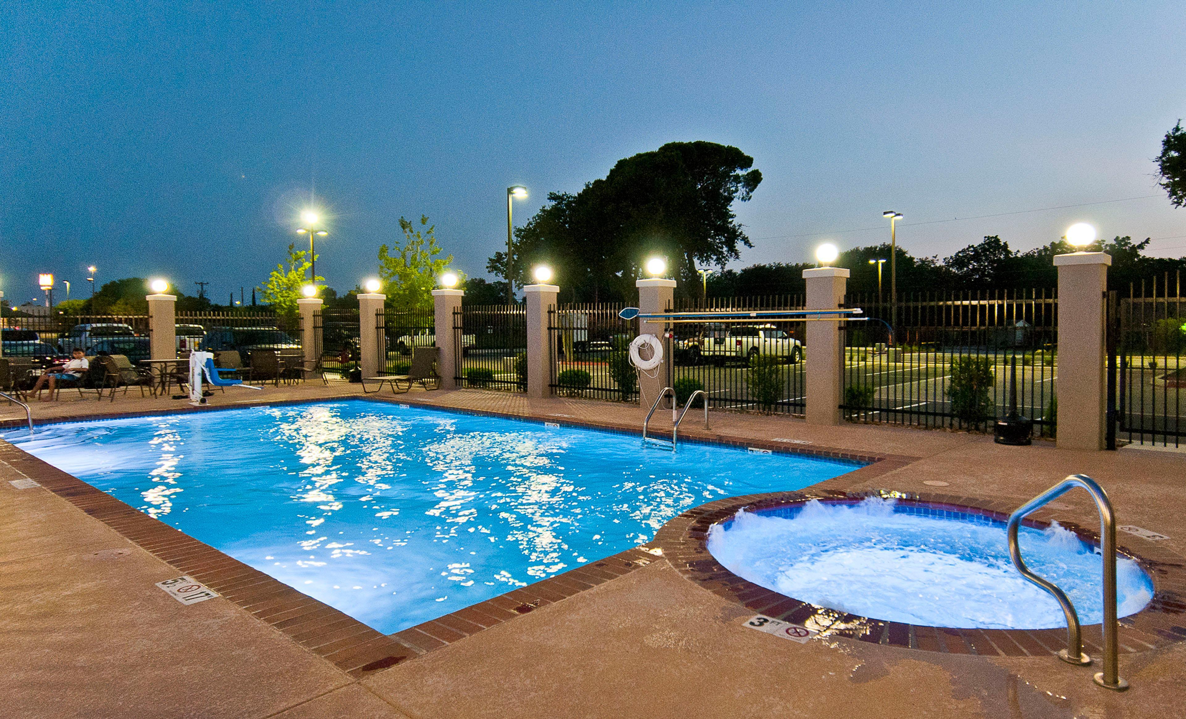 Holiday Inn Express & Suites San Antonio Frost Bank Center By Ihg Exteriör bild